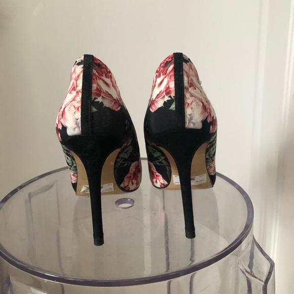 Karen Millen heels. Pointy toes. Fabric. Size 39 - Picture 4 of 4